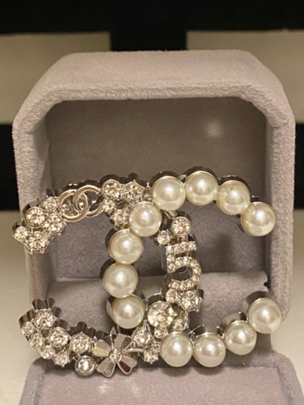 Fashion Jewelry Silver/White Pearl & Crystal Luxury C-C Brooch Large